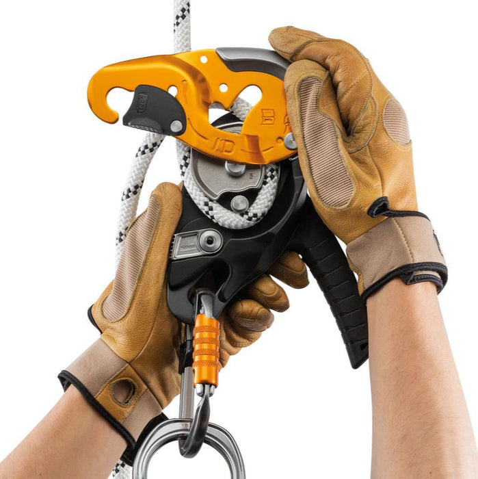 The Petzl ID S descender has a safety
gate on the moving side plate that allows the rope to be installed easily while the device remains connected to the
harness.