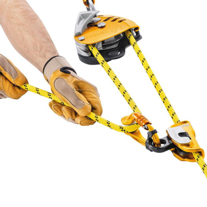 Hand model demonstrating Petzl Maestro S Descender integrated progress-capture pulley with very large diameter sheave
mounted on sealed ball bearings rotates in only one direction for excellent hauling
efficiency.