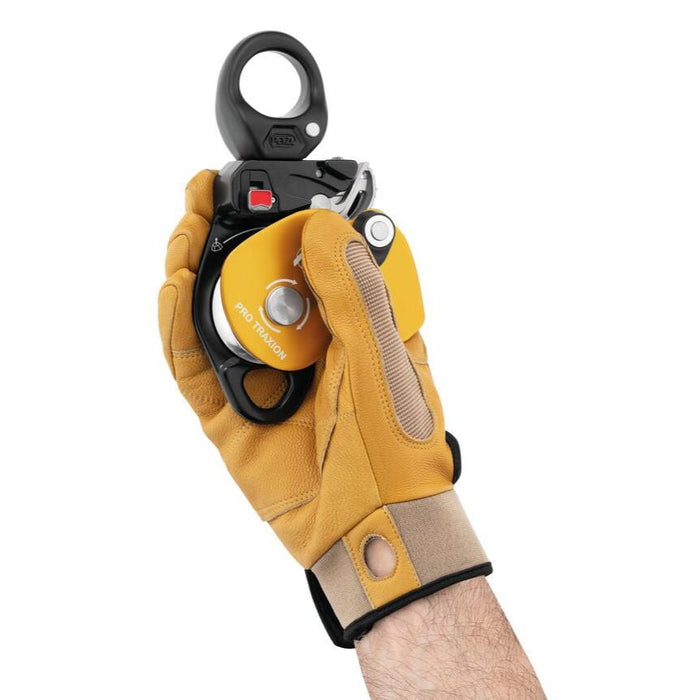 professional wearing gloves using the triple-action opening of the
moving side plate on the Petzl Pro Traxion Pulley