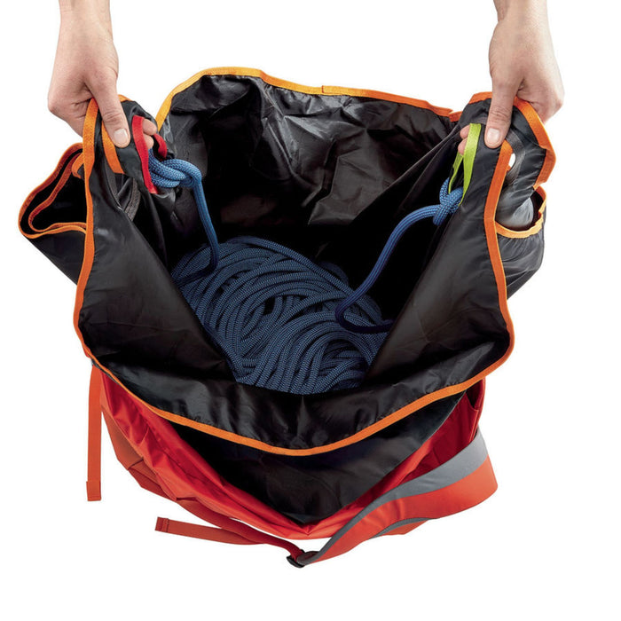 Professional carrying the Petzl Kliff rope bag using the two internal handles 