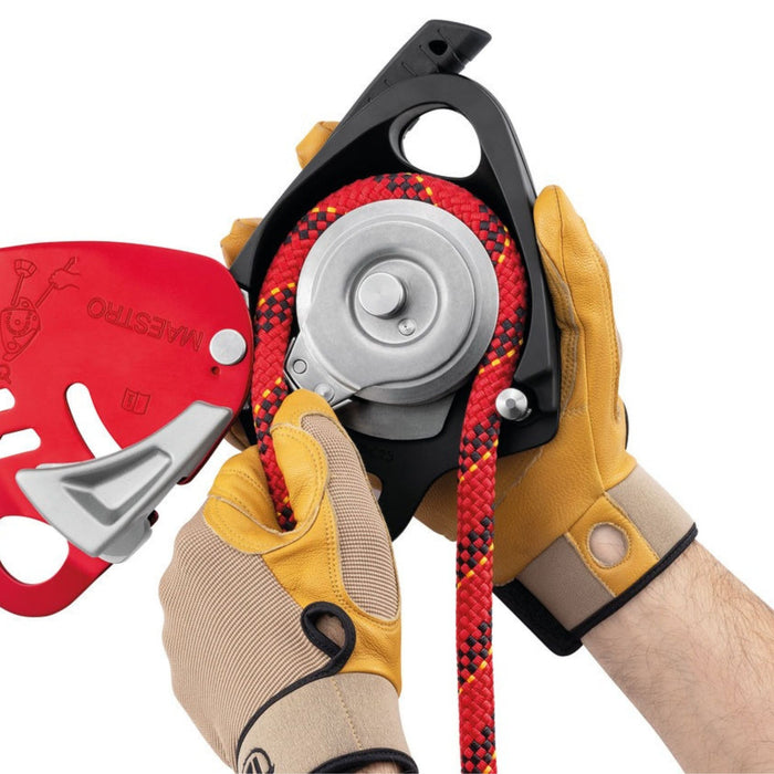 Professional demonstrating the rope installation is quick and easy on the Petzl Maestro Red Descender L , thanks to the markings on the device.