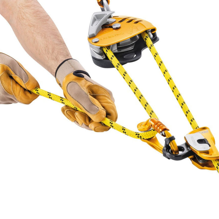 Professional demonstrating Petzl Maestro S Descender integrated progress-capture pulley with very large diameter sheave
mounted on sealed ball bearings rotates in only one direction for excellent hauling
efficiency.