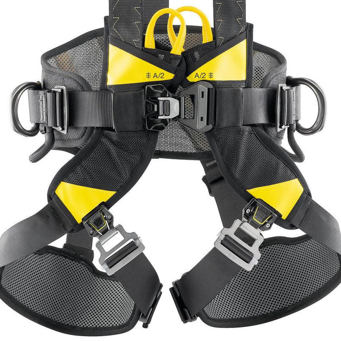 Closeup of the waist-belt and leg loops
equipped with FAST LT PLUS
and FAST LT buckles, allowing
the Petzl Volt European Version harness to be easily donned while keeping both feet on the ground. These buckles retain
their adjustment settings between donning.